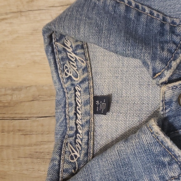 AMERICAN EAGLE CROPPED DISTRESSED STUDDED JEAN JACKET LIGHT WASH SZ XS - Picture 3 of 9